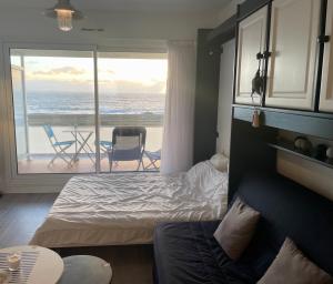 een slaapkamer met een bed en uitzicht op de oceaan bij Vue mer imprenable - Grande plage à pied - Parking in Quiberon