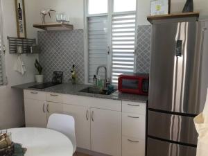 Η κουζίνα ή μικρή κουζίνα στο One bedroom Apt 30 steps from prime beach generator parking included +13 φωτογραφίες