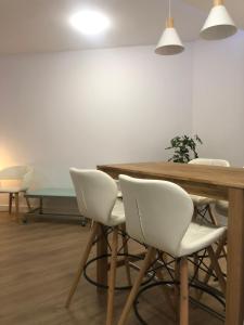 a conference room with a wooden table and white chairs at Alojamiento Torrevieja playa frente al mar in Torrevieja