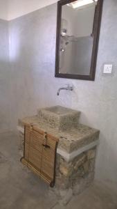 y baño con lavabo y espejo. en Silva Rest en Unawatuna