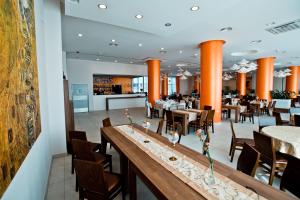 restauracja ze stołami i krzesłami oraz barem w obiekcie Hotel Europa w Lubinie