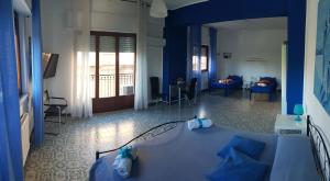een blauwe kamer met een bed met blauwe kussens bij B&B Trapani Mare in Trapani