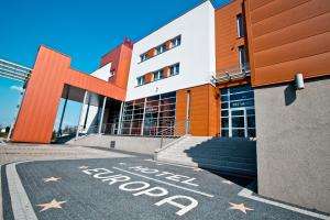 budynek z napisem "protokół hotelowy" namalowany na ulicy w obiekcie Hotel Europa w Lubinie