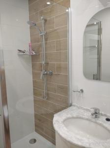W łazience znajduje się prysznic i umywalka. w obiekcie Telimena w mieście Wyszków