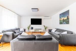 A seating area at Spacious Chalet Helen - 2 Saunas, 5 Bedrooms, 7 Bathrooms in Kaprun Még 37 kép