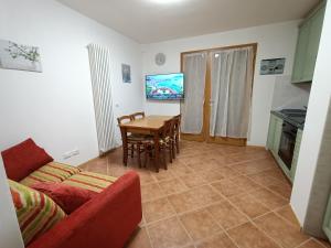 ein Wohnzimmer mit einem Sofa und einem Tisch in der Unterkunft Maison Gregory in Prada