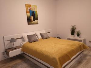 um quarto com uma cama com um cobertor amarelo em Apartament Marzenie 2 - Opole em Opole