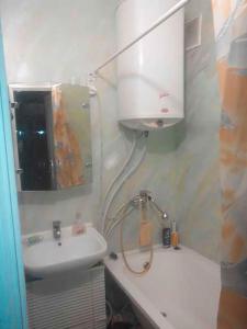 Окрема кімната без підселення в трикімнатній квартирі біля метро Оболонь في كييف: حمام مع حوض ومرآة