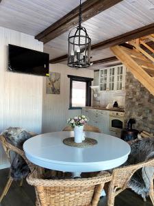 eine Küche mit einem Tisch und einer Blumenvase darauf in der Unterkunft Rubikiai LUX Duplex Apartamentai in Anykščiai