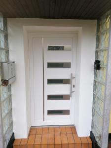 białe drzwi na domu w obiekcie Nordunterkunft w mieście Neumünster