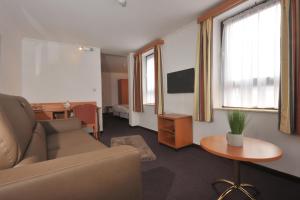 TV a/nebo společenská místnost v ubytování Hôtel du Perron + 16 fotografií