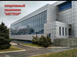 un gran edificio de oficinas con un cartel. en super apartment on O.Polya 137, en Dnipro