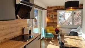 Mattertal Lodge في Embd: مطبخ وغرفة معيشة في منزل صغير