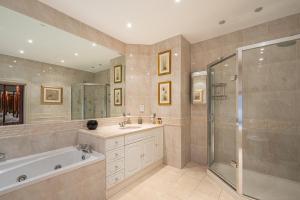 Knightsbridge Luxury 4 Bedroom En Suite Apartment