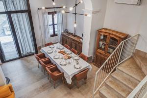 a dining room with a table and chairs at Ca’s Cuscanti in Sóller