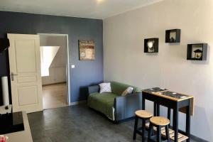 a living room with a couch and a table at Appartement centre ville in Châteauroux