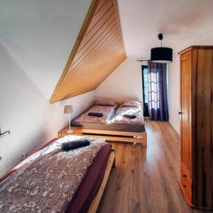 sypialnia z 2 łóżkami na poddaszu w obiekcie Willa Jaszczurówka w Zakopanem