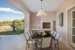 een keuken en eetkamer met een tafel en stoelen bij Villa Alicia by ILC (Istria Luxury Collection) in Brtonigla