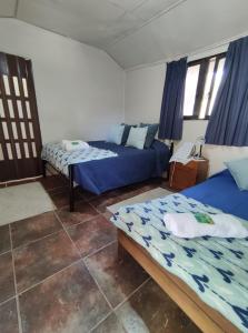 1 dormitorio con 2 camas en una habitación en Cabañitas Remanso, baño privado, en Isla de Maipo