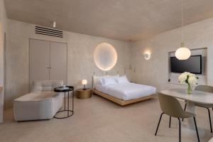 Postel nebo postele na pokoji v ubytování Lilium Hotel Santorini