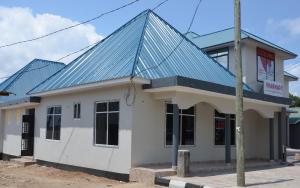 un edificio blanco con techo azul en Lunguya Annex Lodge, en Dar es Salaam