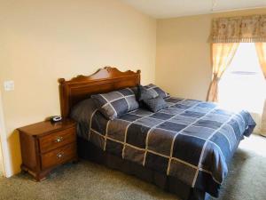 Een bed of bedden in een kamer bij Cozy Cabin, GREAT Location! Slopes + Lake + Trails