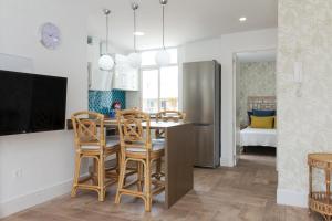 a kitchen and dining room with a table and chairs at HomeForGuest Atico Cecilia con vistas al mar en Los Cristianos in Los Cristianos