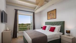 sypialnia z dużym łóżkiem i dużym oknem w obiekcie Villa Blanche by ILC (Istria Luxury Collection) w mieście Brtonigla +25 zdjęć