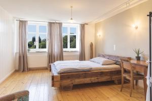 Postelja oz. postelje v sobi nastanitve Bett am Weiher