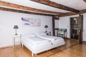 Postelja oz. postelje v sobi nastanitve Bett am Weiher
