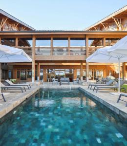 Bazén v ubytování Pirin Golf Hotel Private Studios nebo v jeho okolí