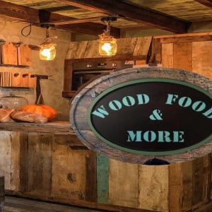 um sinal que lê comida e muito mais numa cozinha em B&B Wood, Food & More em Alphen