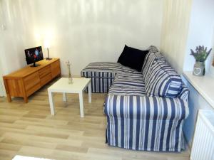 una sala de estar con un sofá y una mesa en PANORAMA apartmán ajaj, en Banská Štiavnica