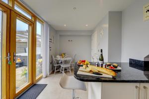 uma cozinha com um balcão com um prato de comida em Marstons Croft em Southam