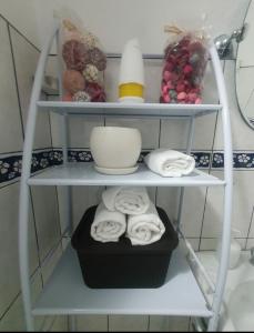 a shelf with towels and other items on it at Depa Céntrico, cerca a todo! in Cajamarca