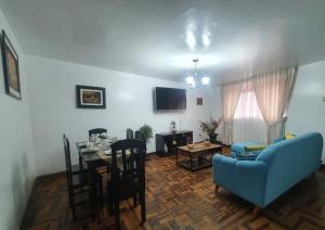 sala de estar con sofá azul y mesa en Depa Céntrico, cerca a todo!, en Cajamarca