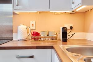 Kuchyň nebo kuchyňský kout v ubytování The Exquisite Gem of Newcastle - Sleeps 2