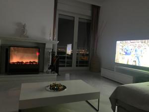 A television and/or entertainment centre at Villa Mare a los pies de Sierra Nevada