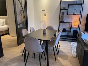 een eetkamer met een tafel en stoelen bij Casa Clementina - 3 Bedroom Apartment in a Art-Nouveau House in Gent