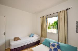 - une chambre avec 2 lits et une fenêtre dans l'établissement Casa de Temporada - Térreo, à Palhoça