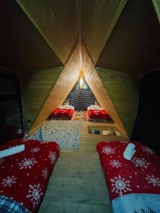 Postel nebo postele na pokoji v ubytování Wooden Huts In Mestia + 37 fotografií
