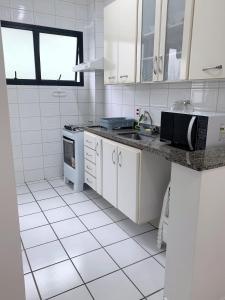 A kitchen or kitchenette at Apartamento aconchegante - Enseada - Guarujá