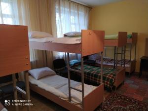 Двухъярусная кровать или двухъярусные кровати в номере От заката до рассвета