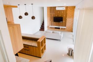 uma sala de estar com televisão e um sofá num quarto em Melase Hill Villa em Lajor