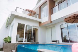 a villa with a swimming pool and a house at Melase Hill Villa in Lajor