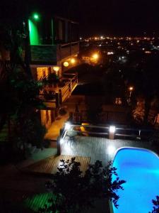 - une vue sur la piscine la nuit dans l'établissement Pousada Vista da Barra, à Florianópolis