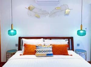 - une chambre avec un lit doté d'oreillers orange et de lampes bleues dans l'établissement Beautiful 1br Pool Villa Walk To Bangtao Beach, à Ban Thalat Choeng Thale
