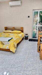 Tempat tidur dalam kamar di VILLA D' KEBUN WITH FREE FRUITS