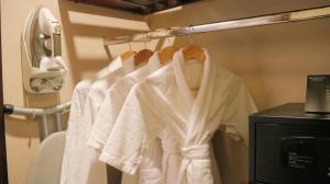 un grupo de toallas blancas colgando de un estante en InterContinental Heilong Lake, an IHG Hotel, en Meishan