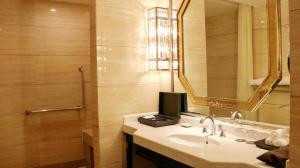 y baño con lavabo y espejo. en InterContinental Heilong Lake, an IHG Hotel, en Meishan